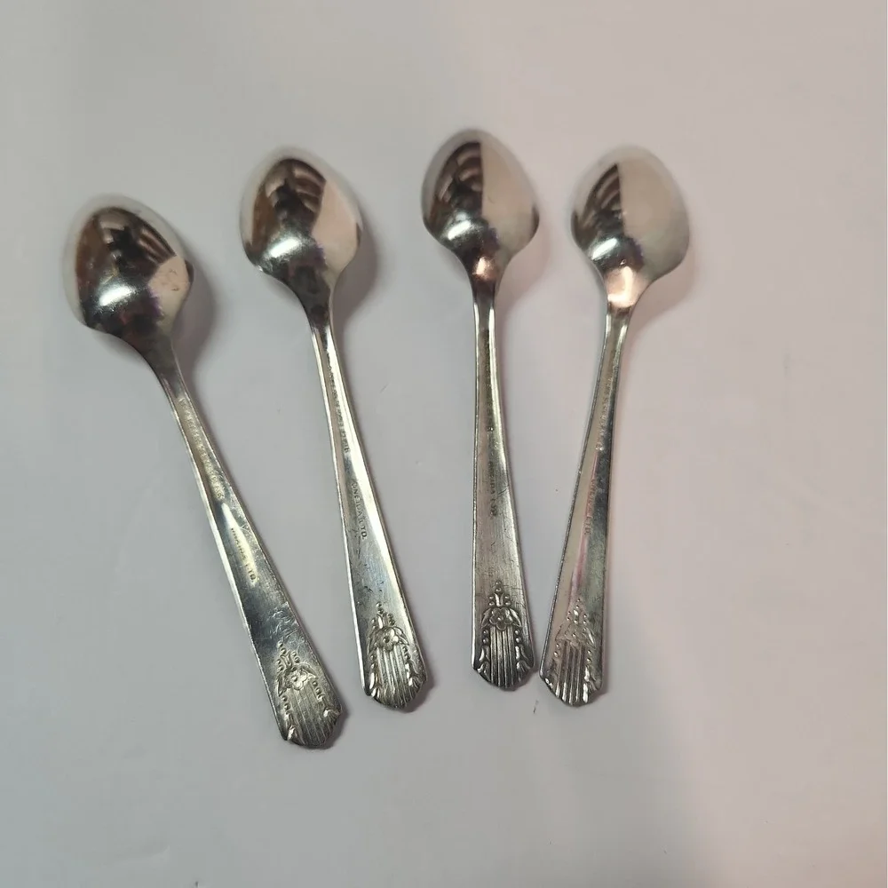 Wm A Rogers Oneida 1938 Silverplate set x 4 Teaspoons Harmony VTG